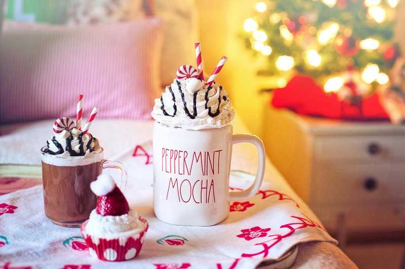 Heiße Getränke und ein Cupcake