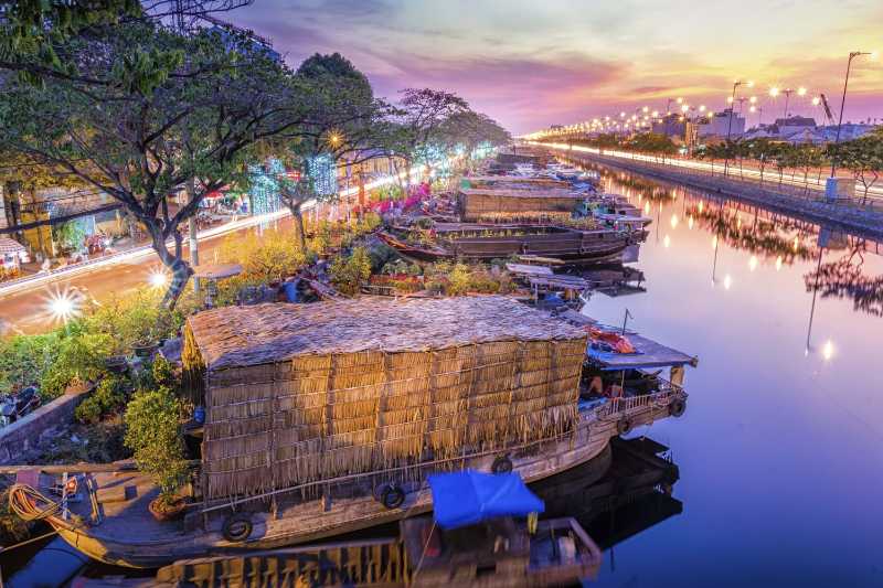 Beleuchteter Kanal gegen den Himmel bei Sonnenuntergang