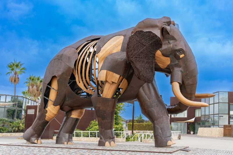 Beeindruckende Elefantenskulptur im Freien in Valencia