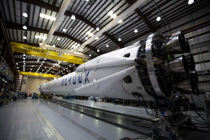 À l'intérieur de l'usine SpaceX une navette spatiale blanche à l'intérieur