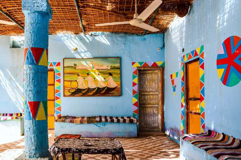 Interior de una casa colorida en Asuán