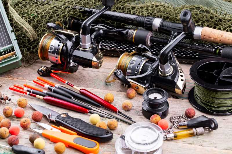 Aparejos de pesca sobre una mesa de madera