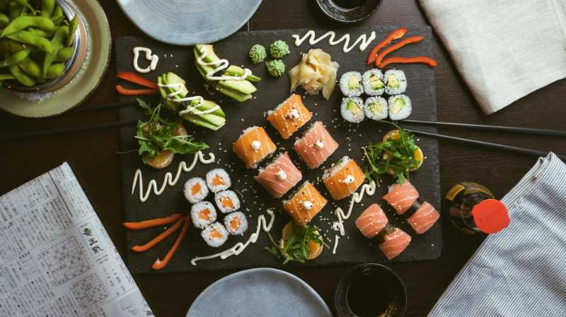 sushi on black ceramic plate - jigsaw puzzle