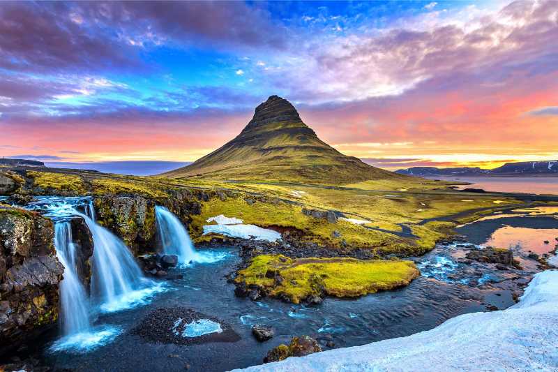 Kirkjufell bei Sonnenaufgang in Island