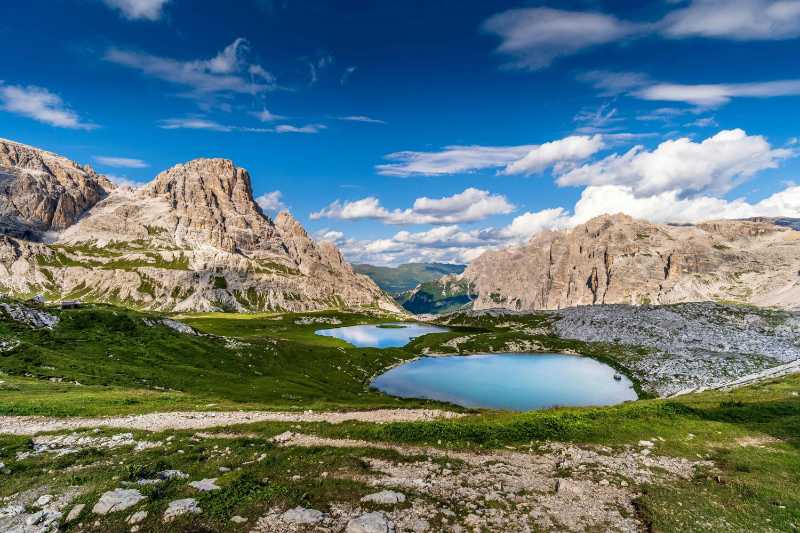 See inmitten der Berge unter blauem Himmel