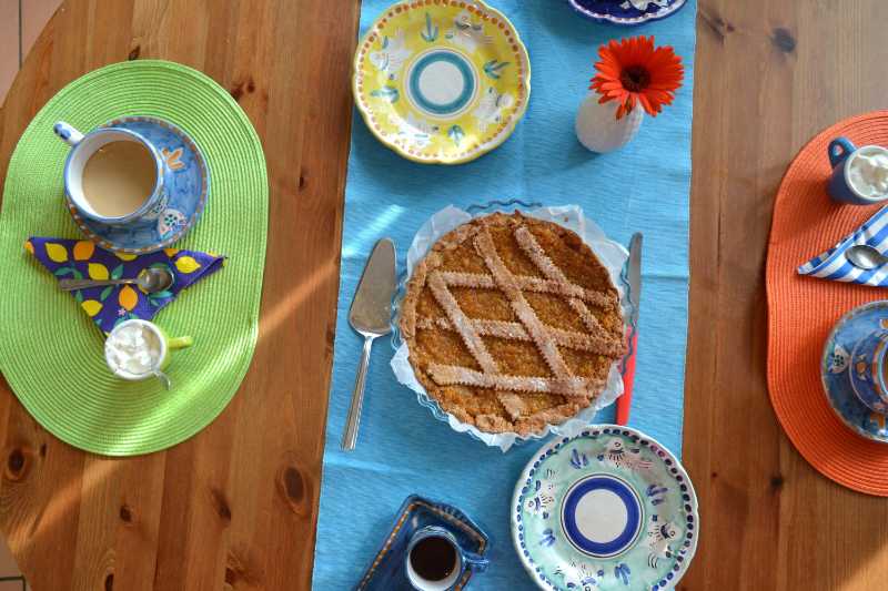 Torta de treliça em uma mesa colorida
