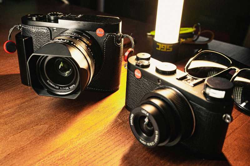 Leica Kameras auf einem Holztisch