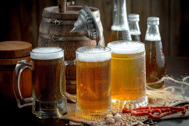 Cerveza ligera en un vaso sobre un fondo antiguo.