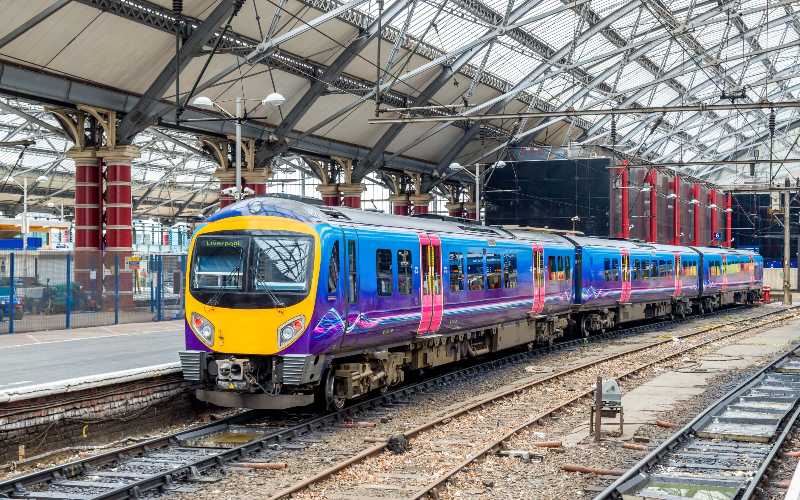 Tren local en la estación de tren de Liverpool Lime Street Inglaterra