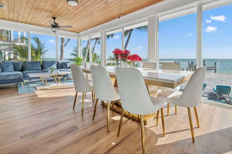 Luxuriöses Wohnzimmer am Strand mit Meerblick