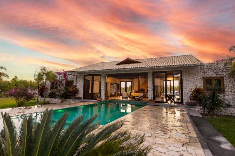 Villa de luxe en pierre avec vue imprenable sur le coucher de soleil