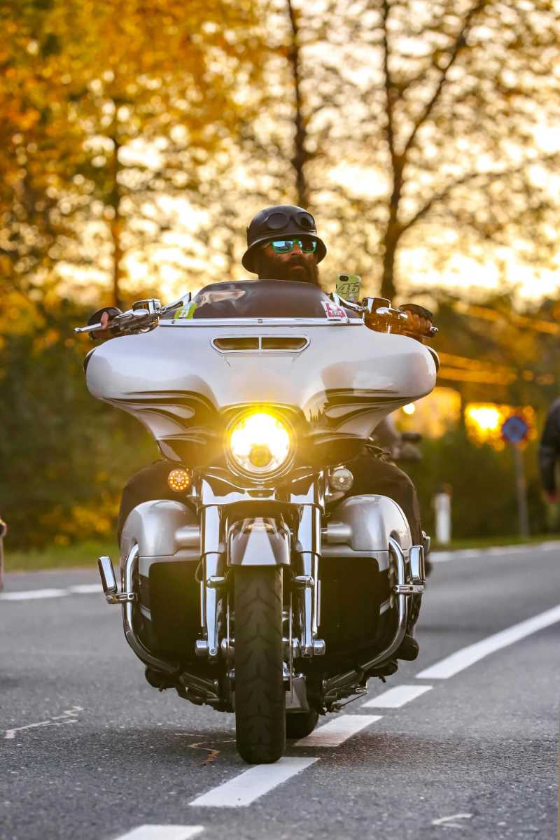 Mann fährt Fahrrad auf einer Autobahn