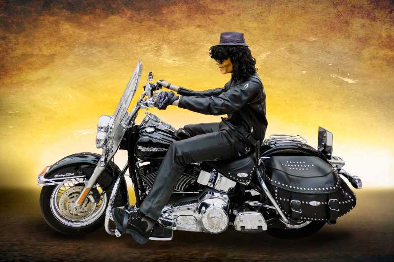 Homem pilotando uma motocicleta clássica
