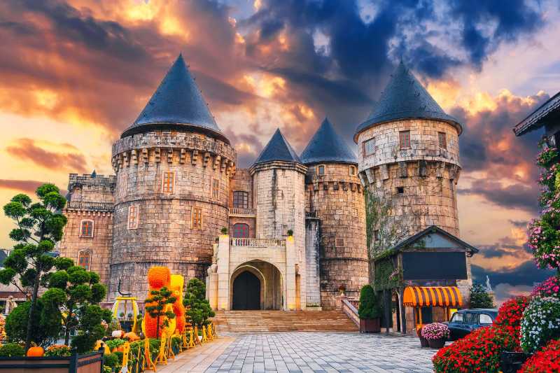 Castillo medieval en un pueblo francés en el parque Ba Na Hills de Da Nang Vietnam al atardecer.