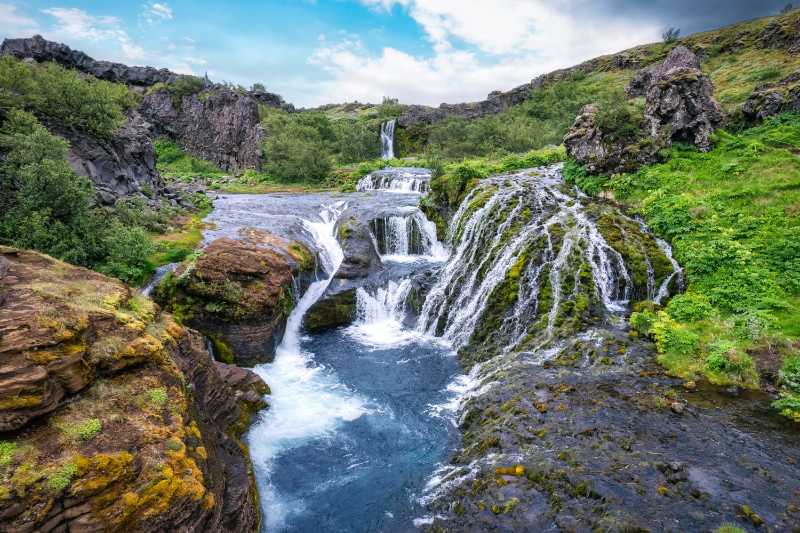 Stimmungsvoller Gjain-Wasserfall im isländischen Hochland