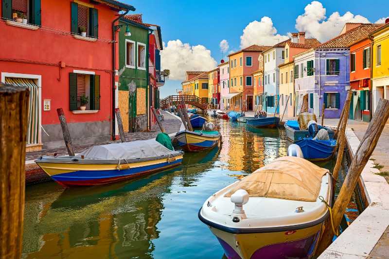 Motorboote liegen an der Küste des Kanals der Insel Burano fest