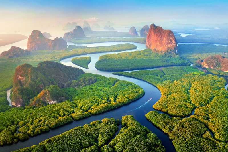 Montañas al amanecer en la bahía de Phang Nga Tailandia