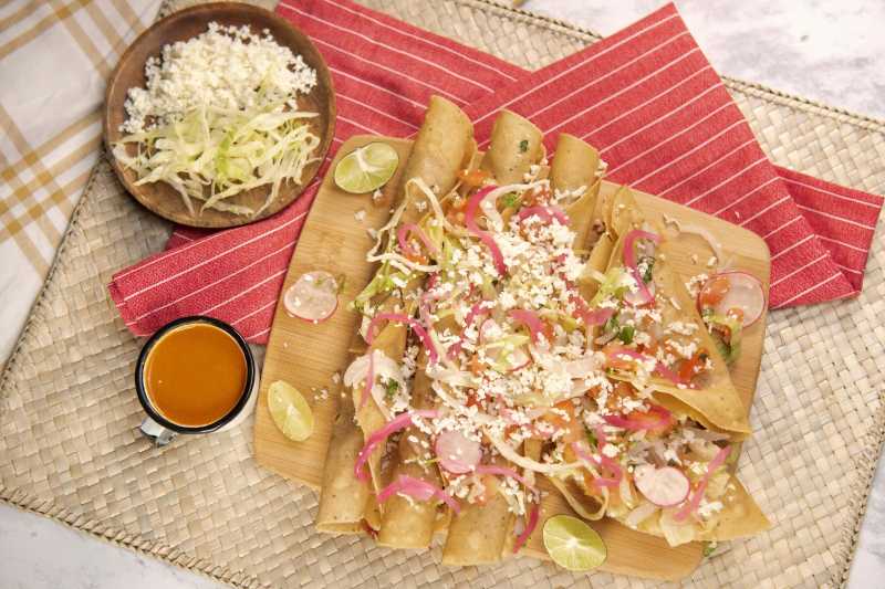 Köstliche Tacos auf Holzteller