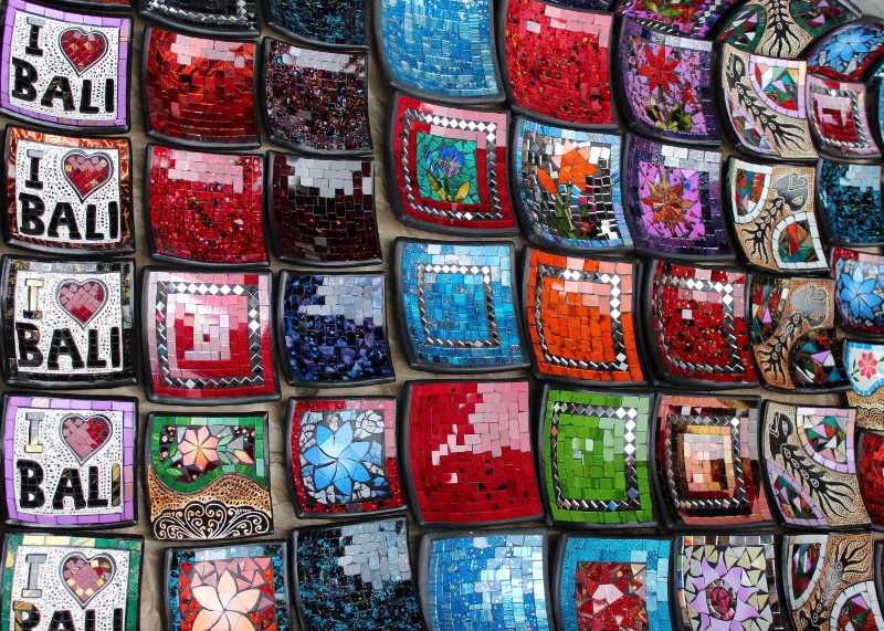 Décorations multicolores à vendre au marché