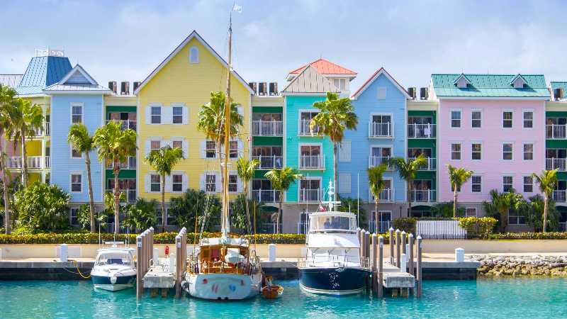 Casas coloridas de Nassau a lo largo del océano