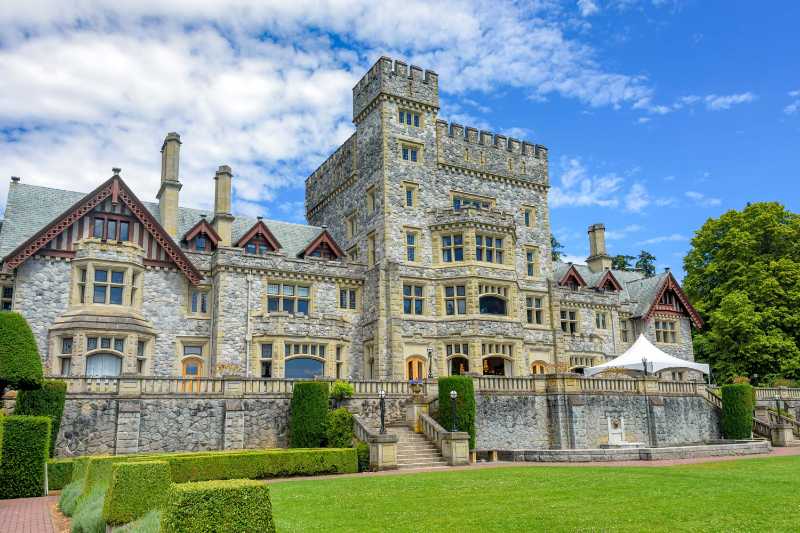 青空を背景にしたバンクーバー島の古い歴史的な城