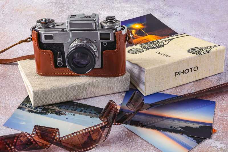 Alte Kamera-Farbfotos und Fotoalben auf hellem Hintergrund Welttag der Fotografie