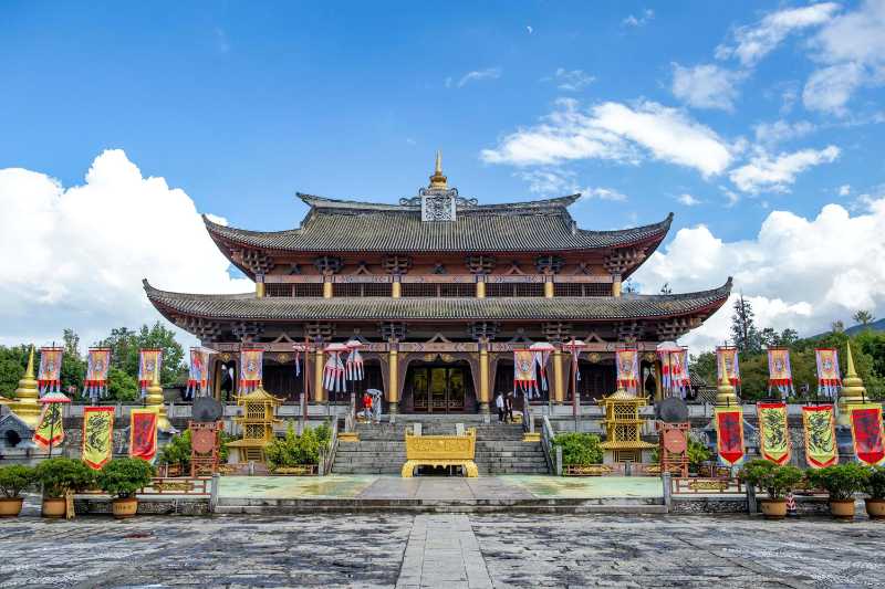 Alter chinesischer Tempel unter blauem Himmel