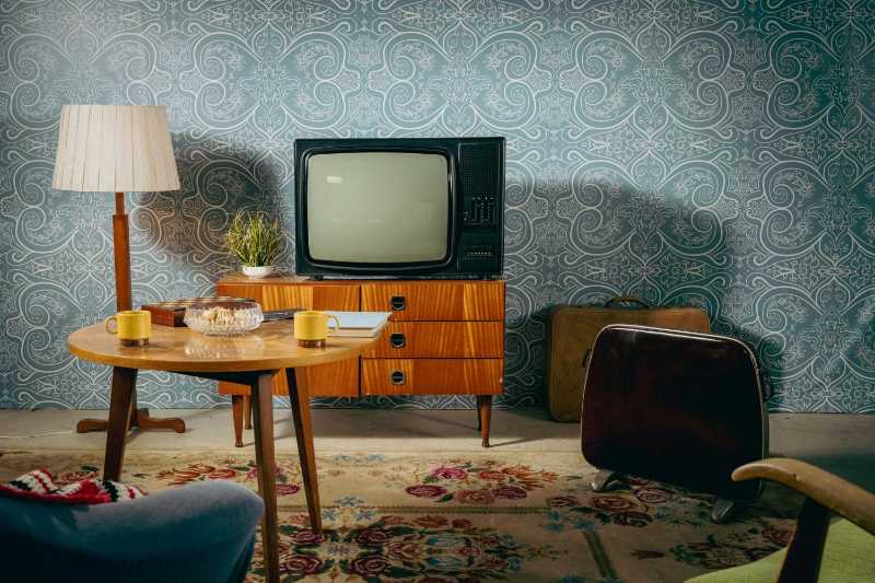 old television in desk in empty hall - jigsaw puzzle