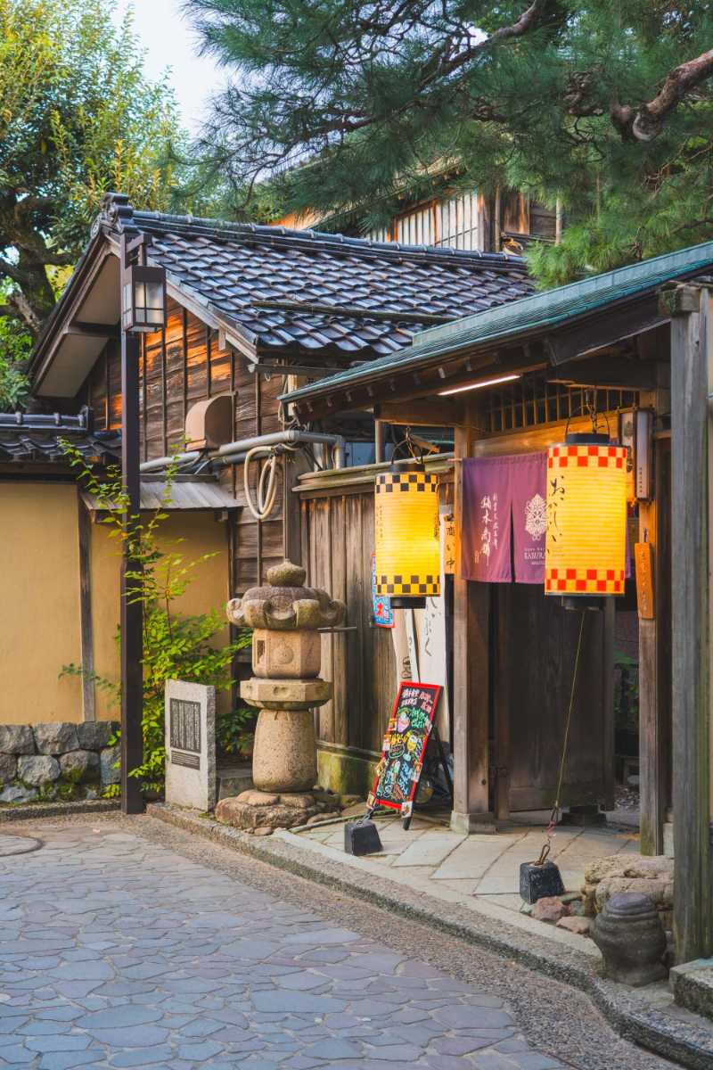Alte Holzgebäude und Laternen in Japan