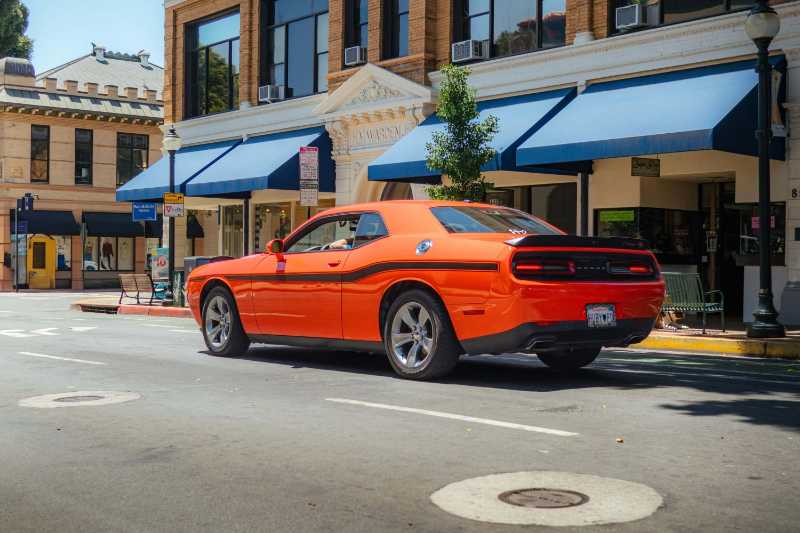 Dodge Challenger laranja na Rua San Luis Obispo