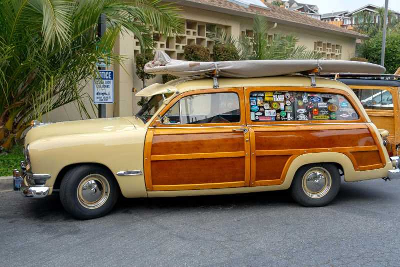 Geparkter brauner und beiger Kombi