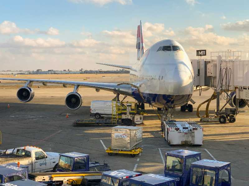 white airliner on tarmack - jigsaw puzzle