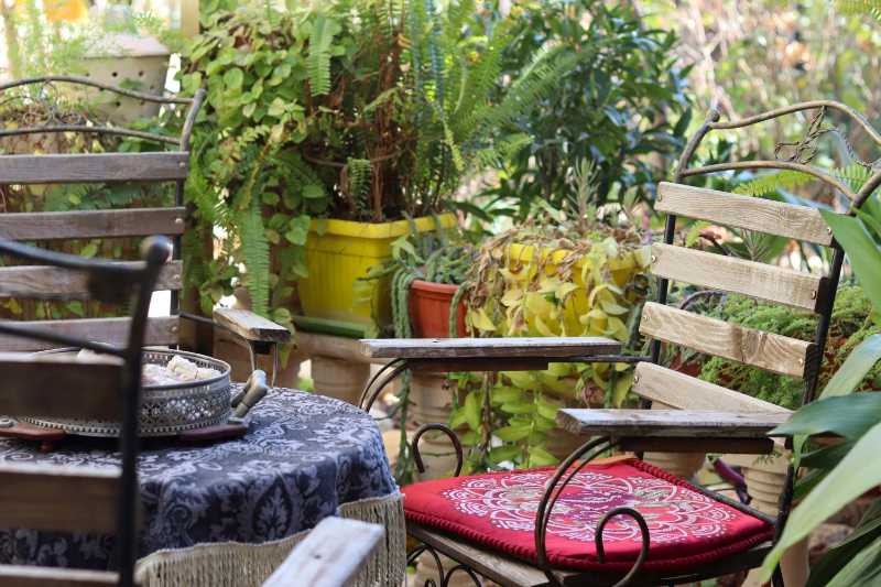 Ruhige Gartenterrasse mit rustikalen Stühlen