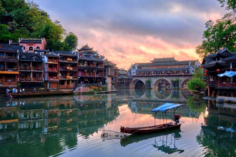 Antike Stadt Phoenix am Tuo Jiang Fluss beleuchtet