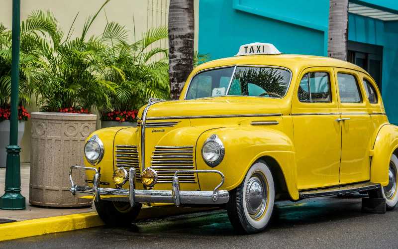 Photo d'un taxi jaune garé près du trottoir