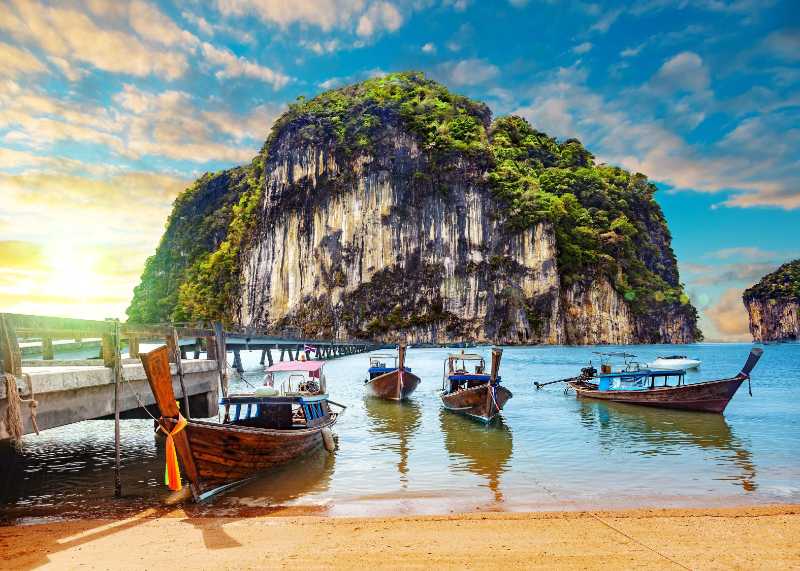 Paisagem marinha e barcos de pesca de Phuket