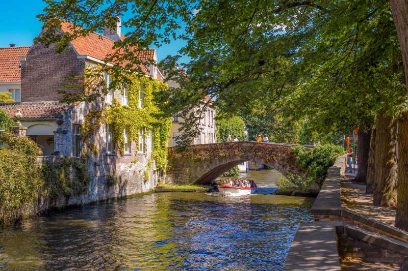 Malerische Wasserstraße und Brücke in Brügge