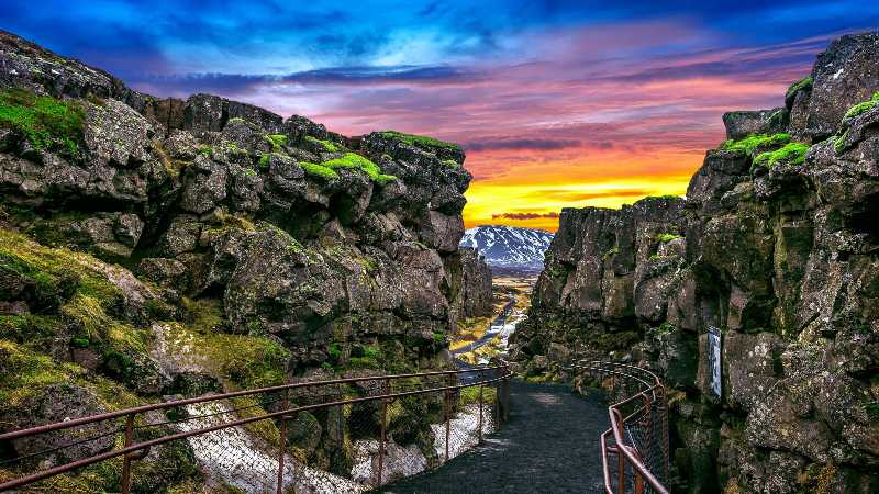 Parc national de Pingvellir Thinvellir : plaques tectoniques au coucher du soleil en Islande