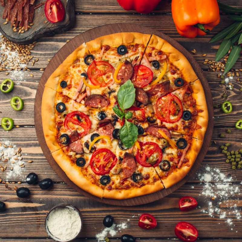 Pizza gefüllt mit Tomaten Salami und Oliven