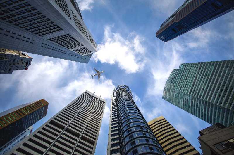 ダウンタウン大都市上空を飛ぶ飛行機