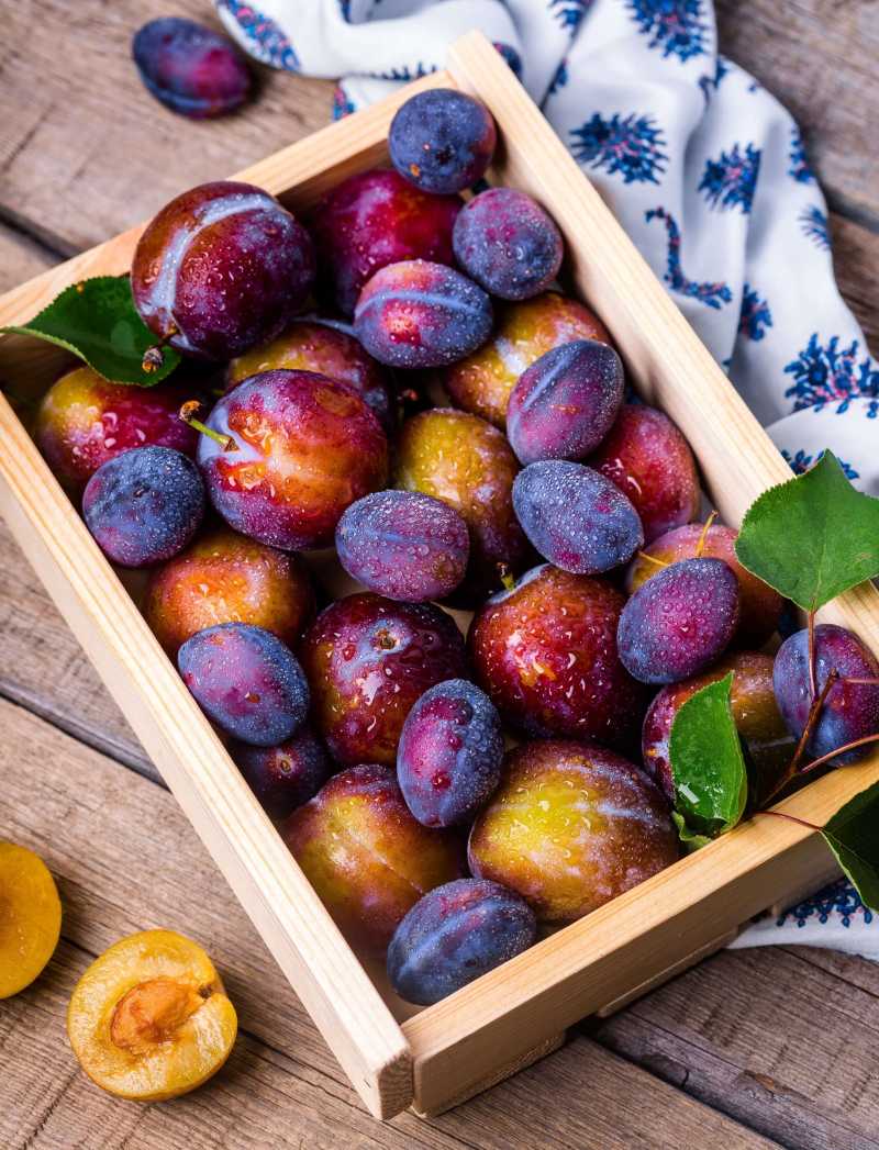 plums box apricots fruits - jigsaw puzzle