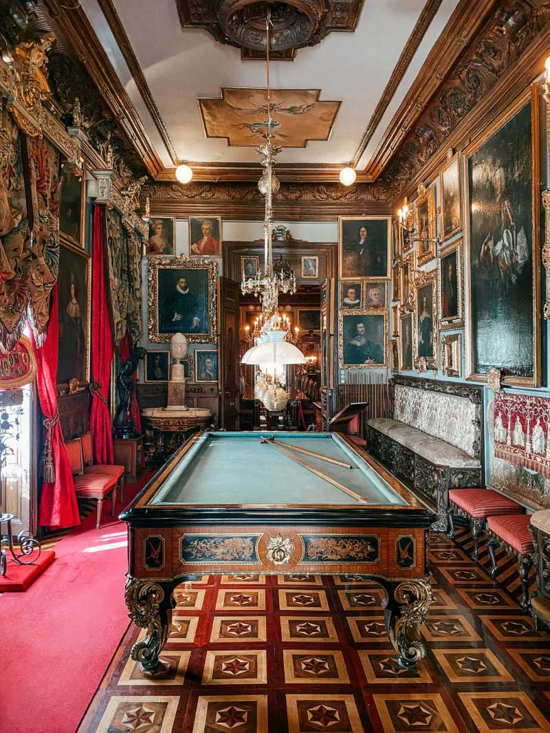 Table de billard dans un palais antique