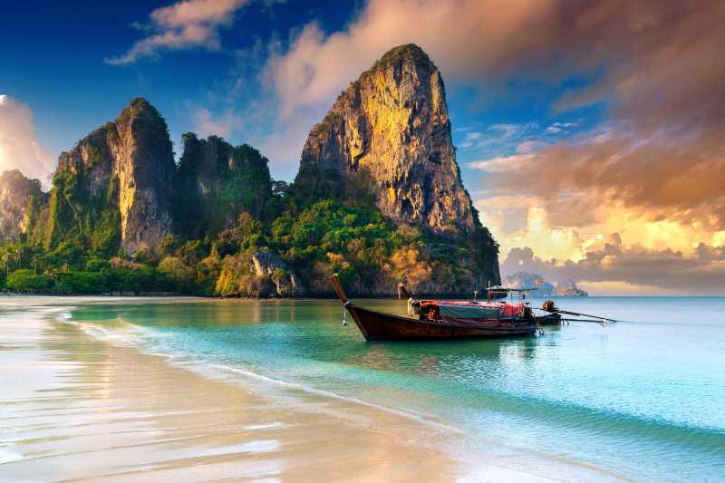 Railay Beach bei Sonnenaufgang in Krabi Thailand