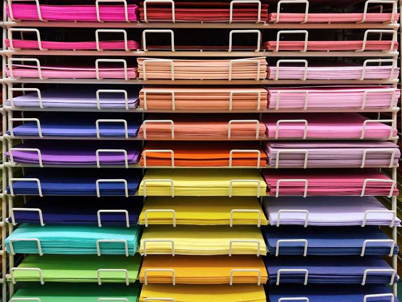 Papel arcoíris en estante de metal