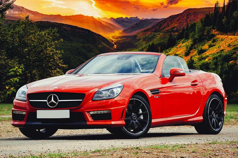 Rotes Mercedes-Benz Cabrio