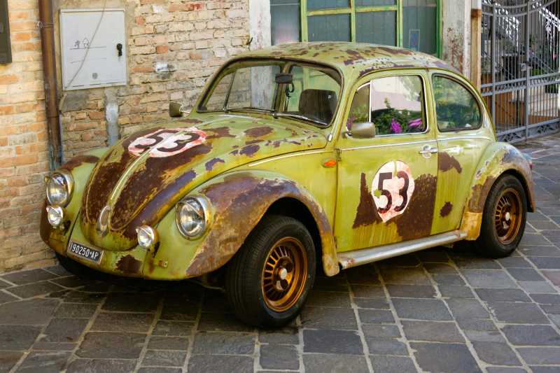 Rustikaler Vintage Volkswagen Käfer in Atri