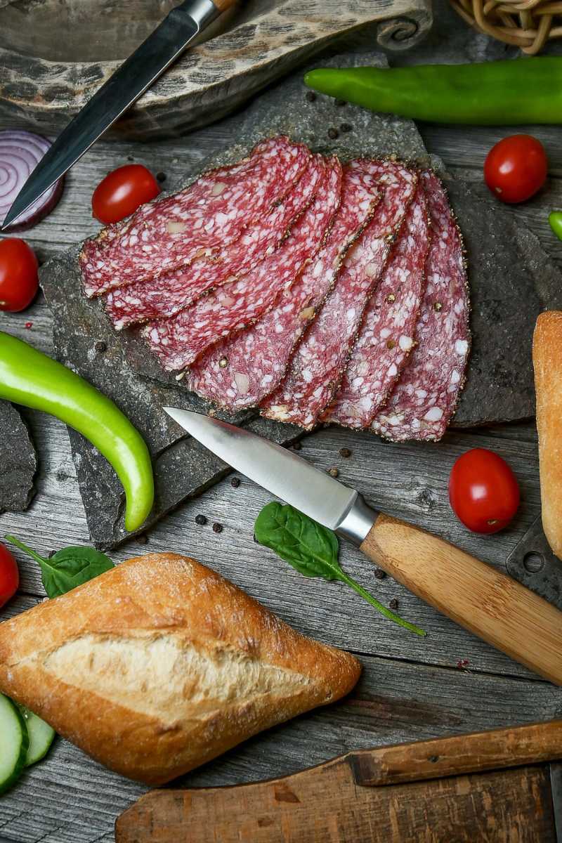 Salamischeiben auf einer Steinplatte