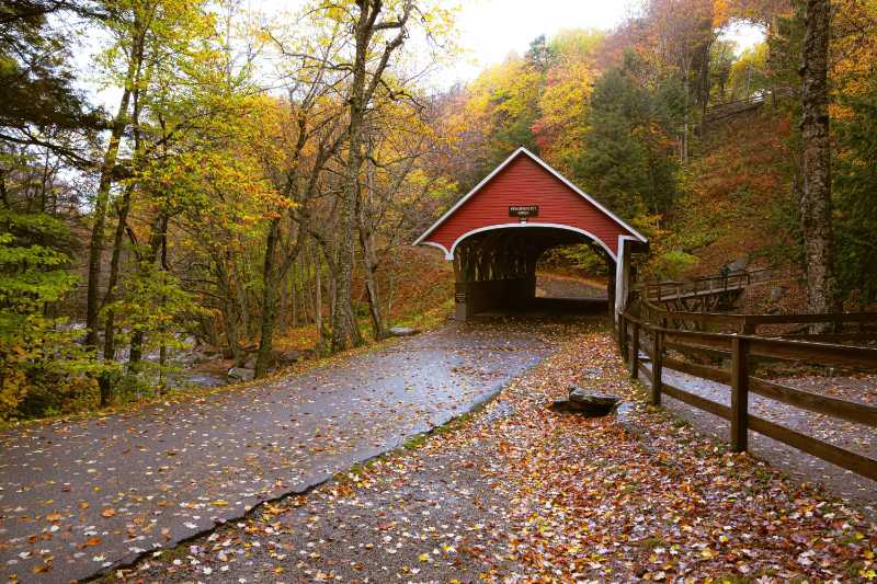 Ponte coberta cênica de outono em New Hampshire