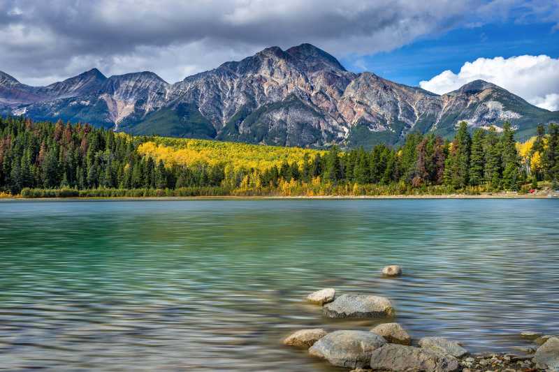 贾斯珀国家公园风景秀丽的山湖景观