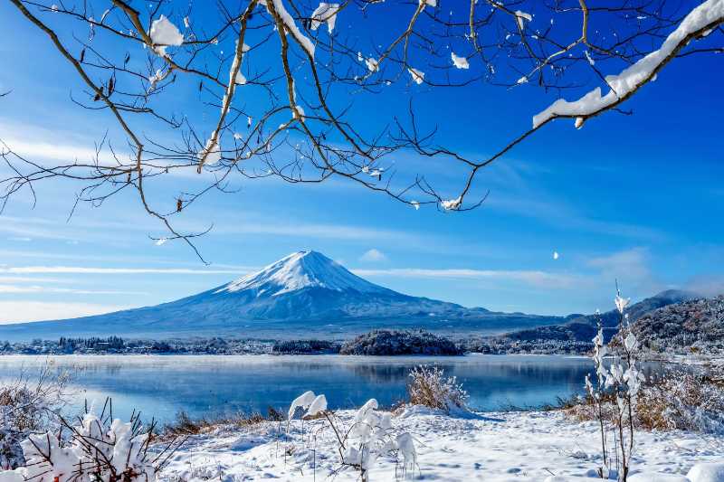 冬季山边湖景与天空相映成趣